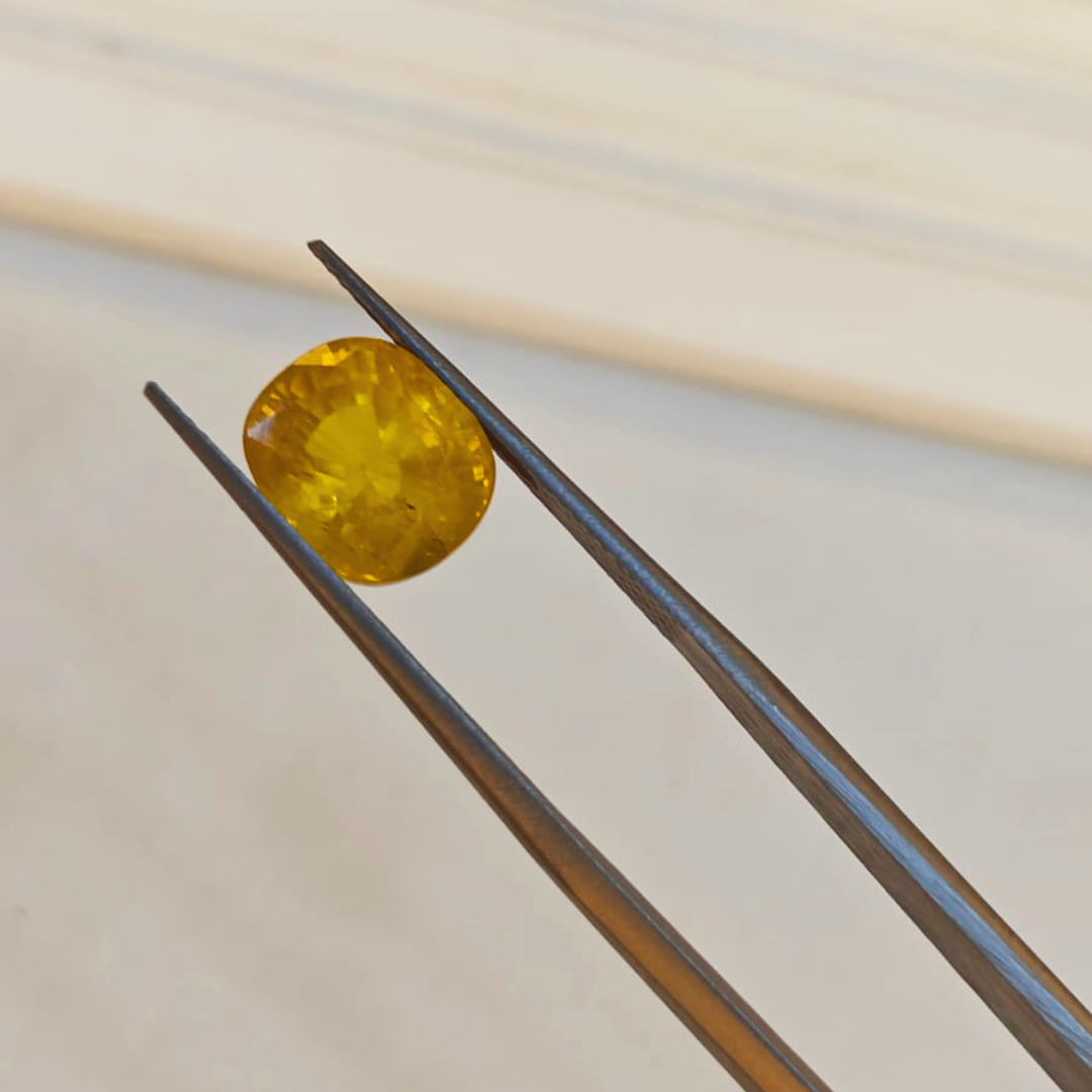 Yellow Sapphire – 1.23g & 6.76 Ratti